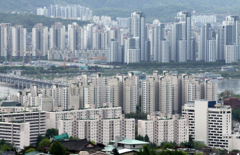 “부동산정책 실패 책임, 국민 탓으로 떠넘겨”…국책연구원도 비판