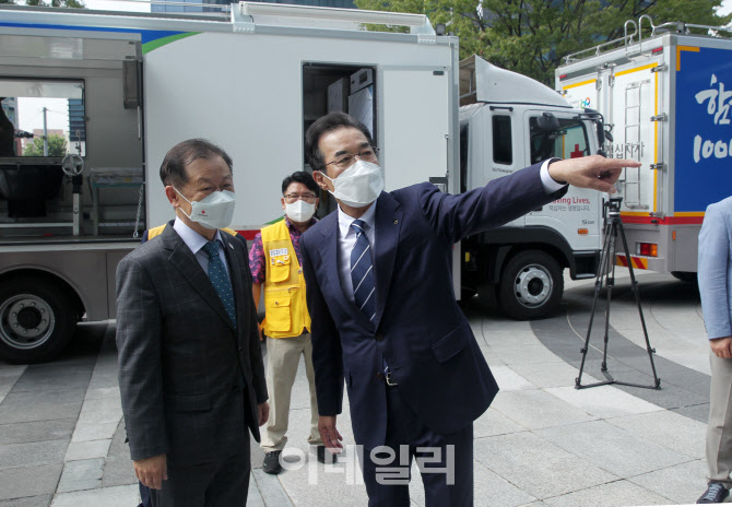 [포토] 이성희 농협회장, 구호차량 전달식