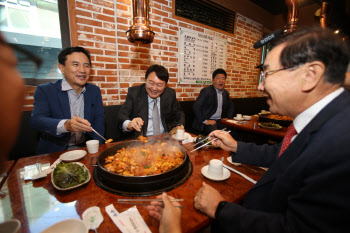 '악연' 윤석열-김진태, 닭갈비 오찬 재회…서로 환한 웃음