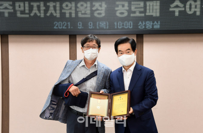 [포토]14개 동 주민자치위원장에 공로패 수여하는 안병용 의정부시장