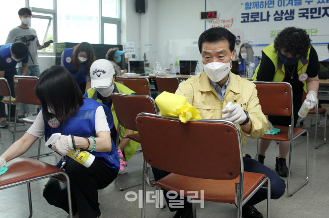 [포토] 국민지원금 현장 방역하는 이승로 구청장