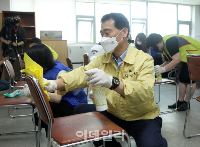 [포토] 이승로 성북구청장, '국민지원금 현장 접수처' 방역