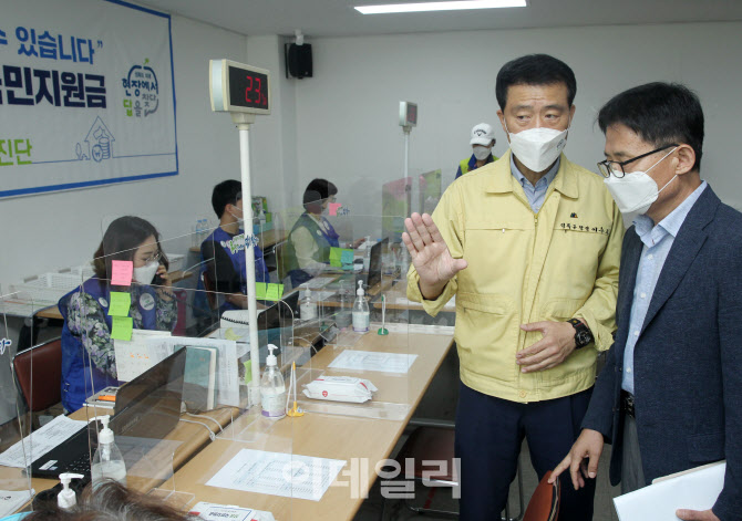 [포토] 시스템 점검하는 이승로 성북구청장