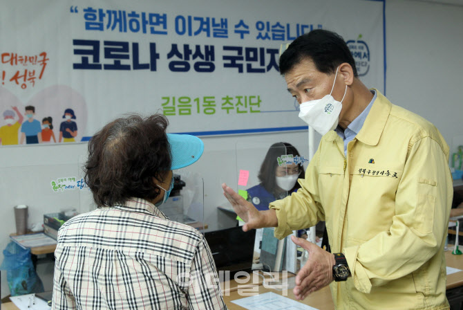 [포토] 민원인과 대화하는 이승로 성북구청장