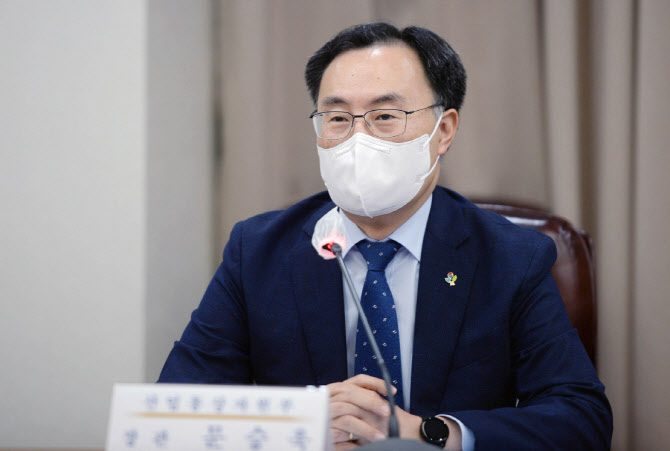문승욱 장관 “기후위기대응, 디지털경제전환 등 역량 집중”