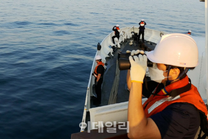 NLL 인근서 20대 공무원 이틀째 실종…해경 “실족 가능성”