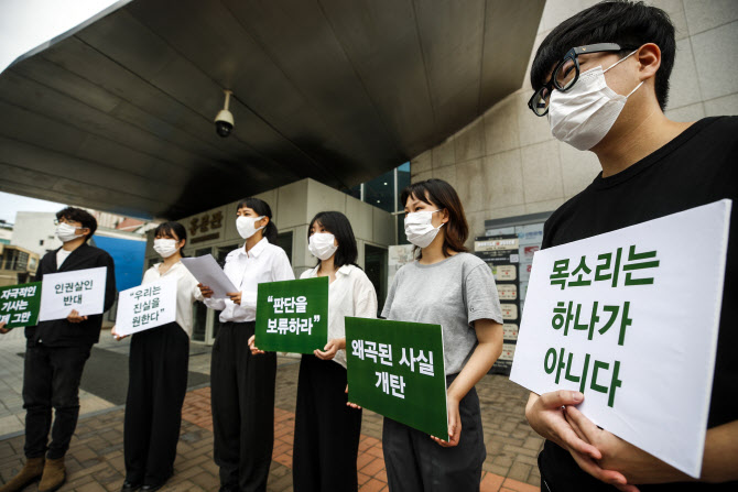 '홍대 미대 교수 성희롱 의혹' 제자들 반박…진실공방 계속