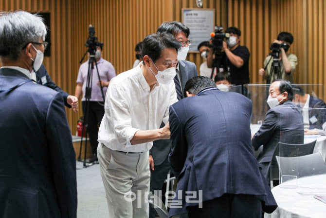 [포토]관계자들과 인사 나누는 오세훈 서울시장