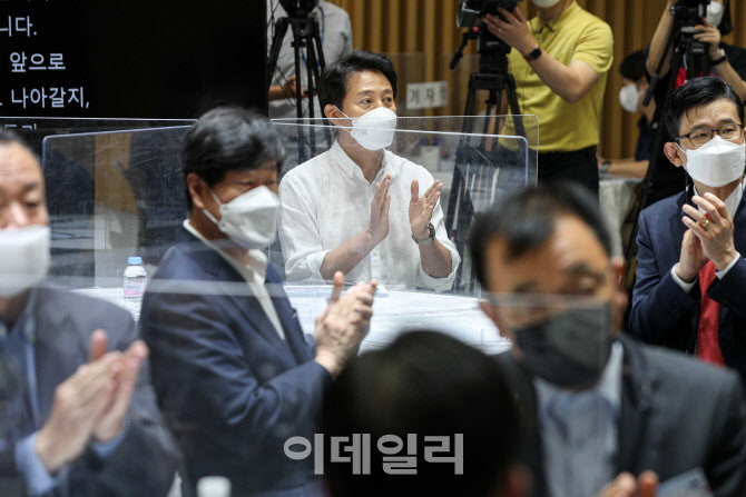 [포토]박수치는 오세훈 서울시장