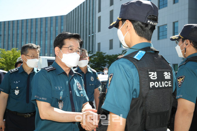 [포토]아프간인 임시생활 시설 찾은 김창룡 경찰청장