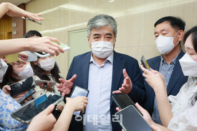 [포토]취재진 질문에 답하는 한상혁 방통위원장