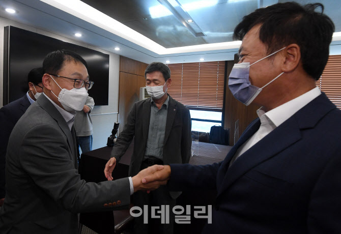 [포토]인사 나누는 구현모 대표-박정호 대표