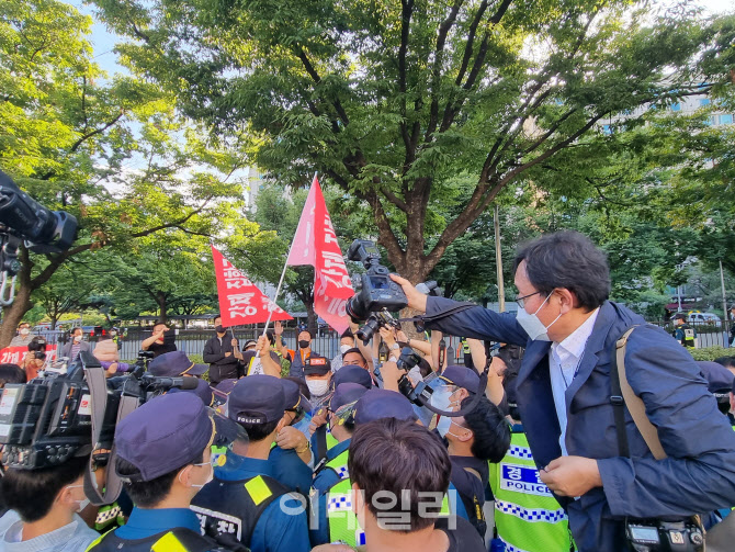 유흥업주들 "15개월간 영업금지로 죽은 목숨"…경찰과 대치