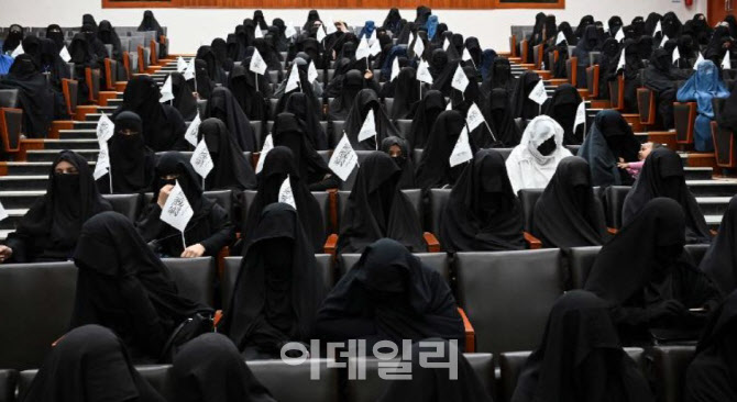 "내 옷 건드리지마"…아프간 여성들, ‘히잡’ 강요에 저항