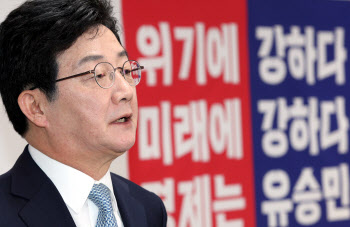 "조국 부부가 범법자" 유승민, 洪 '과잉수사' 발언 지적