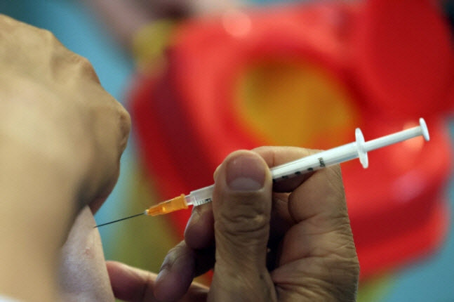 FDA 자문단, 백신 부스터샷 반대…접종 계획 차질 빚나