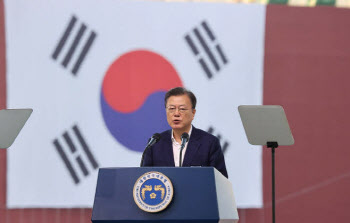 항로 디지털·탄소중립 속도전…文 “세계 1위 만들 것”
