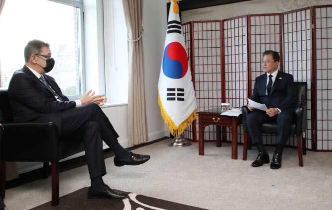文대통령, 화이자 CEO 접견…내년 추가구매 논의