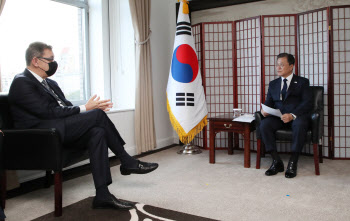 文대통령, 화이자 CEO 접견…내년 추가구매 논의