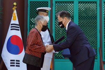 文대통령 “해외 독립유공자 예우, 마땅한 책무이자 영광”