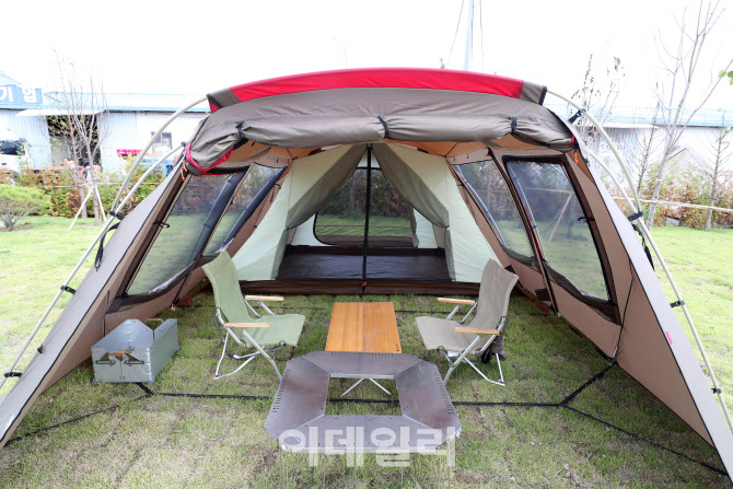 [포토]'랜드스테이션 하남' 야외 필드 존에 설치된 스노우피크  텐트