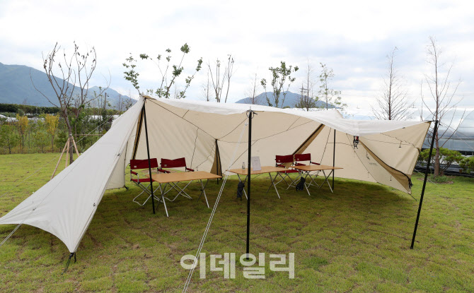 [포토]스노우피크 코리아 '랜드스테이션 하남' 야외 필드 존에 설치된 텐트