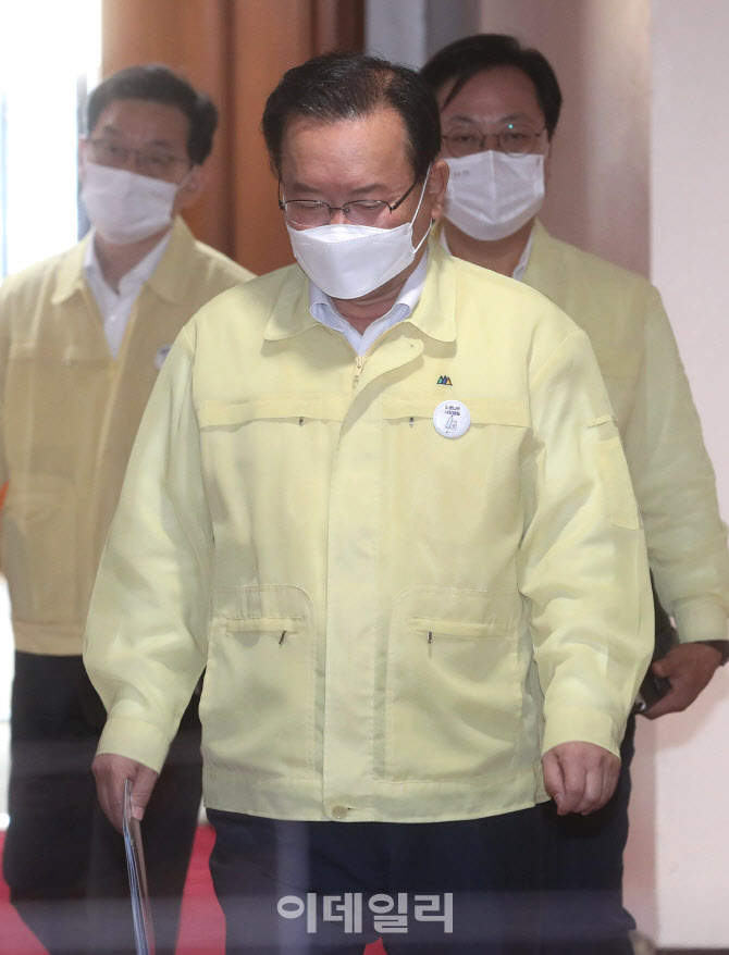 [포토] 고개숙인 김부겸 총리