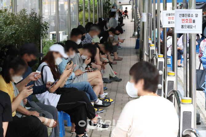 [포토]코로나19 선별진료소 앞 검사 기다리는 시민들