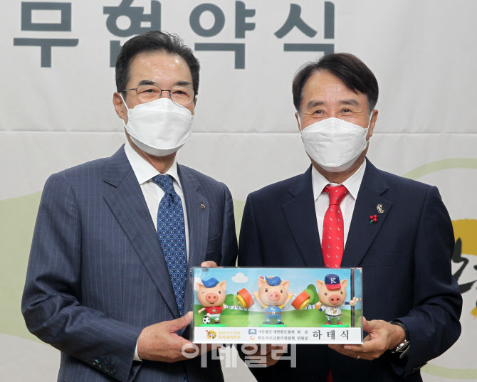 [포토] 이성희 농협회장과 하태식 한돈자조금 위원장