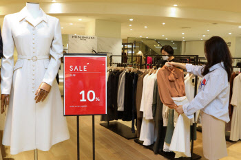 "최대 80% 할인판매"..백화점업계, 가을 대전 막오른다