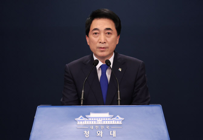 靑 “北, 새 미사일 발사 위해 ‘이중잣대’ 포석 깔았을 수도”