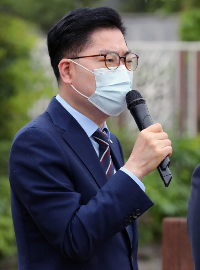 '아내 폭행 혐의' 이정훈 강동구청장, 민주당 탈당