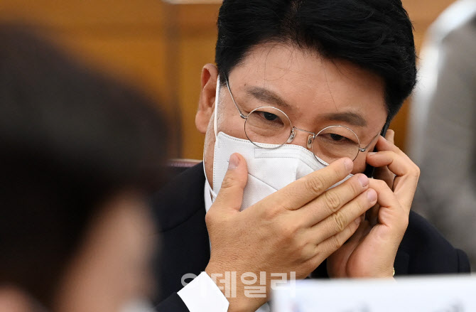[포토]국정감사, 누군가와 통화하는 '노엘 아빠' 장제원