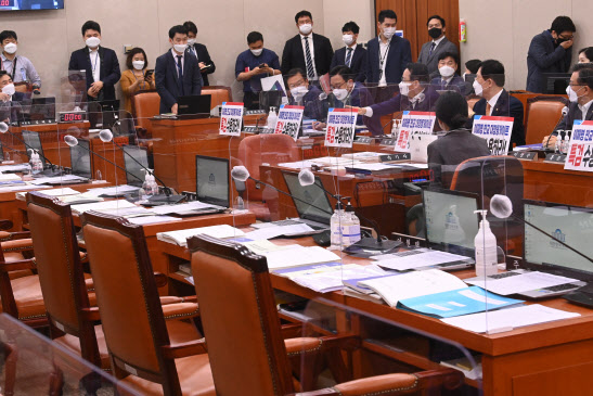 국감 이틀째 곳곳서 파행…與野 ‘대장동 피켓’ 놓고 충돌