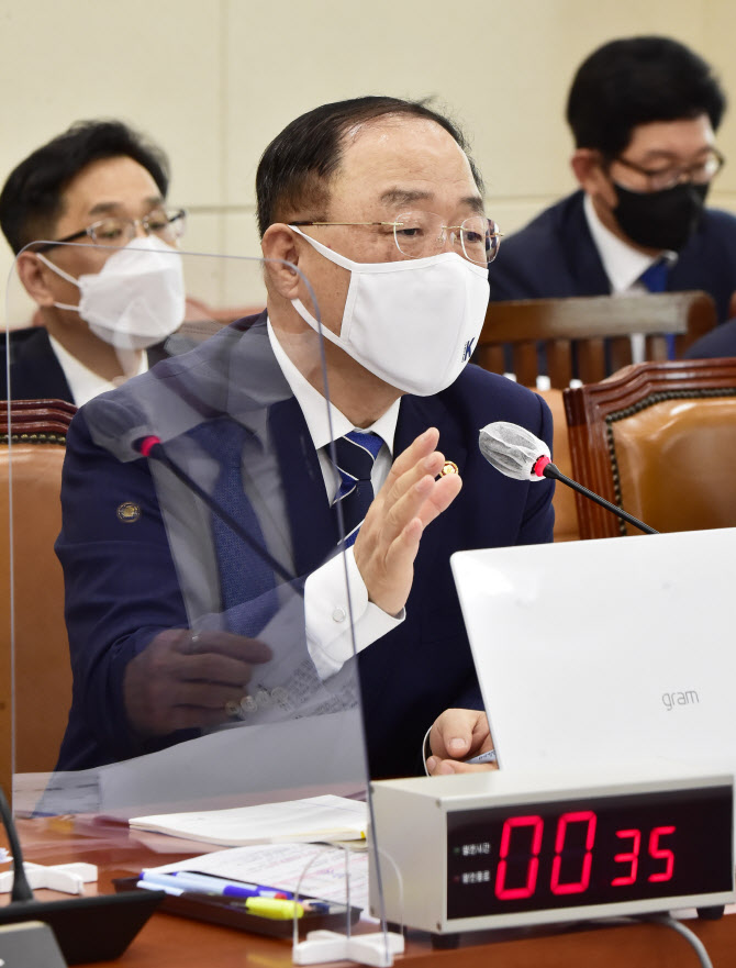 홍남기 "퇴직 공직자 재취업 제한, 강화 앞서 現제도 잘 운영해야"