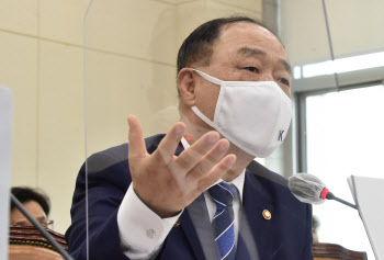 예정대로 내년 1월 가상자산 과세…홍남기 "유예 어렵다"