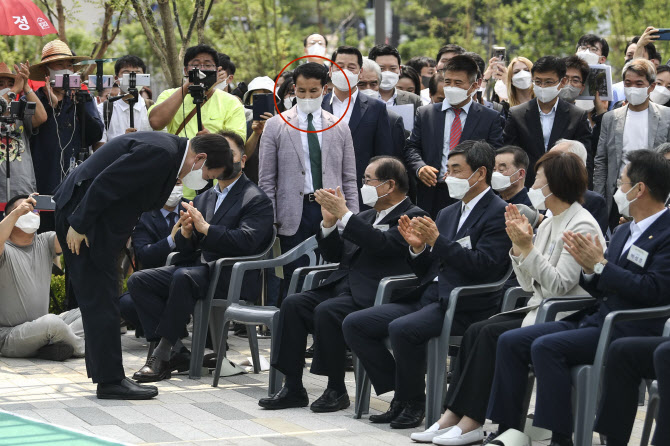 尹, '항문침 전문가' 논란…최강욱 "점쟁이한테 압색날짜도 받았다더니"