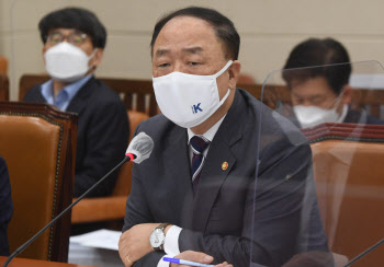 홍남기 "악의적 조세포탈범 정보 투명하게 공개해야"