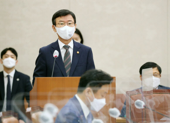 해수부 공무원 월북 vs 순직…문성혁 장관 “아직 수사중”