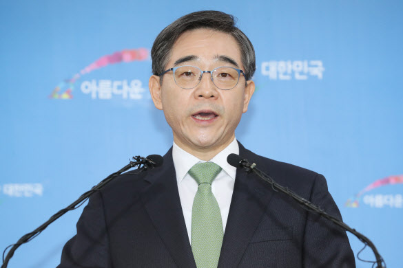 취업심사 없이 화천대유 고문 맡은 권순일…인사처 “제도 허점 살펴볼 것”