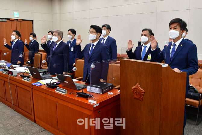 [포토]선서하는 김대지 국세청장과 피감기관장들