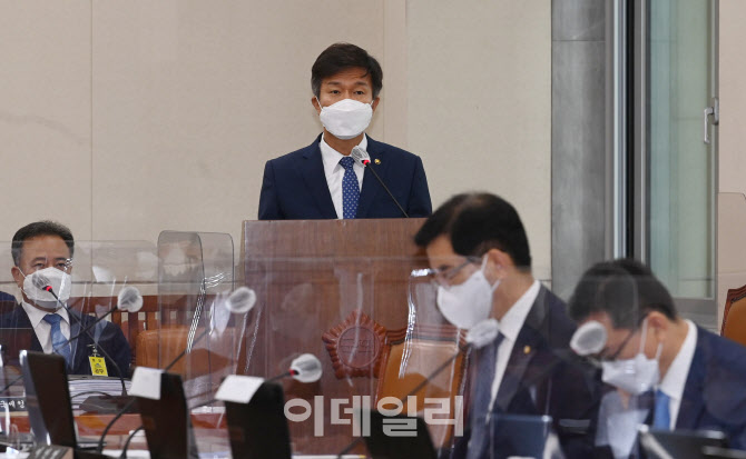 [포토]국감에서 발언하는 김대지 국세청장