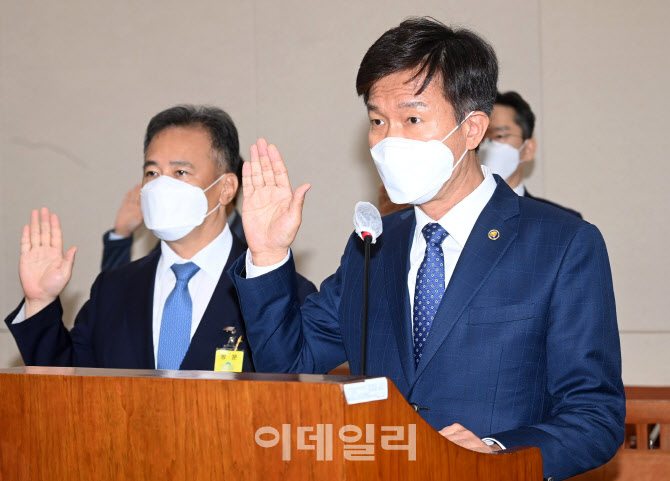 [포토]김대지 국세청장, 국감 증인 선서