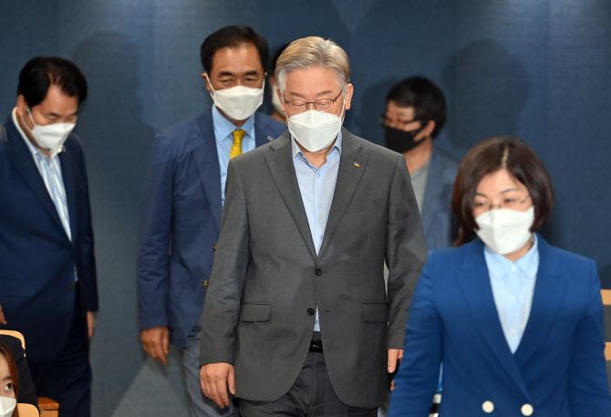 마지막 경선 앞두고 '대장동 국감' 점검 나선 이재명