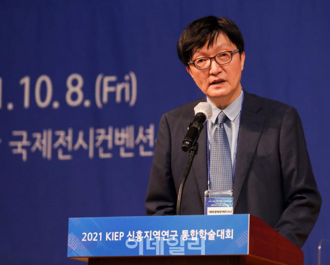 [포토] 김흥종 KIEP원장, '신흥지역연구 통합학술대회'