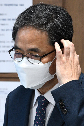 '화천대유 50억원 퇴직금' 곽상도 아들, 경찰 조사 받는 중
