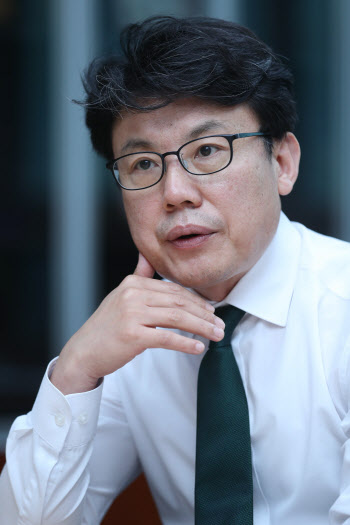 직원 연봉 깎는 동안 총수 연봉 올려…대한항공 "직급 변동 및 해당 급여 수령 기간 차이"