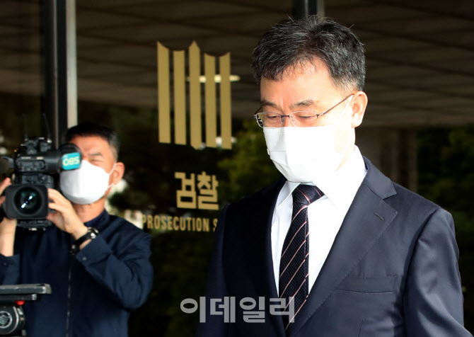 [포토]화천대유 대주주 김만배 검찰 출석