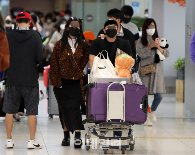 [포토]광복절 연휴 마지막날 '붐비는 공항 입국장'