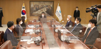 한국은행, 점진적 인상에 방점…10월 기준금리 0.75%로 동결(상보)